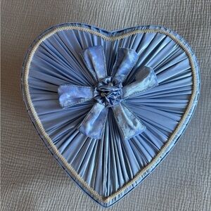 ISO POST! looking for any of the promo boxes sent from skims brand!